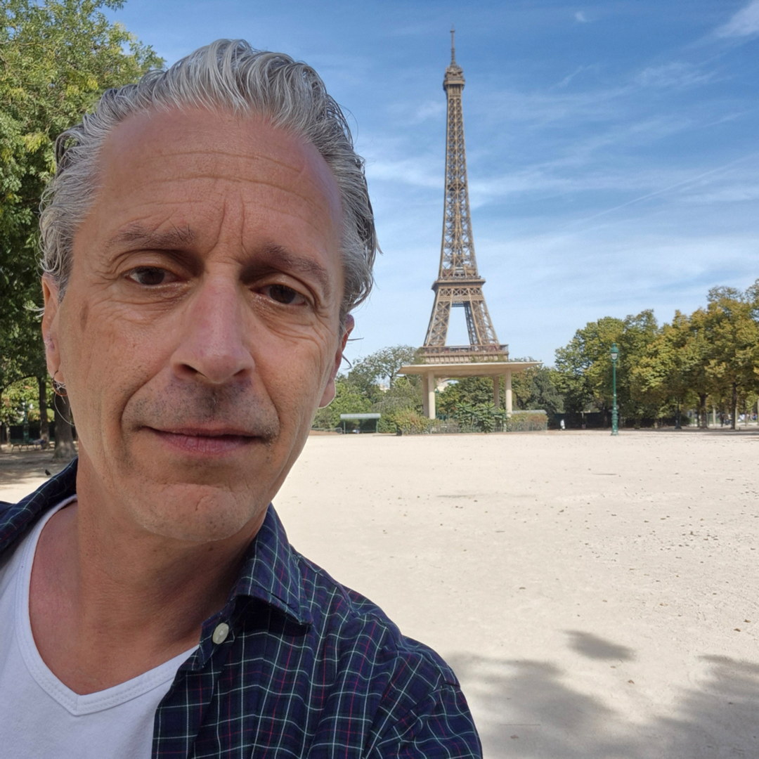 ivo meier in paris with the eiffel tower – returning to paris for art3f 2026