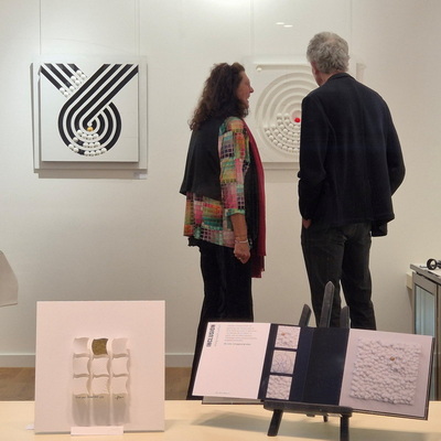 Art lovers and collectors engaged in an inspiring dialogue encountering phygital sculptures by Ivo Meier